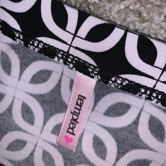 Tempted White, Black & Red Patterned Top size M - Picture 5 of 8